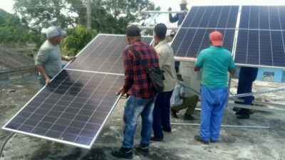 Trabajadores del sector eléctrico en "Colombia" contribuyen a instalar sistemas fotovoltaico