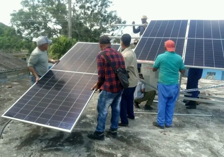 Trabajadores del sector eléctrico en "Colombia" contribuyen a instalar sistemas fotovoltaico