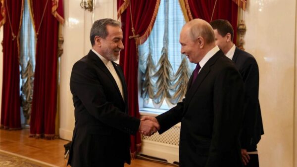 Putin se reúne con canciller de Irán en medio de negociaciones estancadas con Estados Unidos