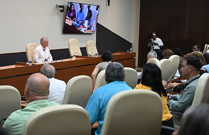 Califica Díaz-Canel de alentador avance del candidato vacunal HEBERSaVax