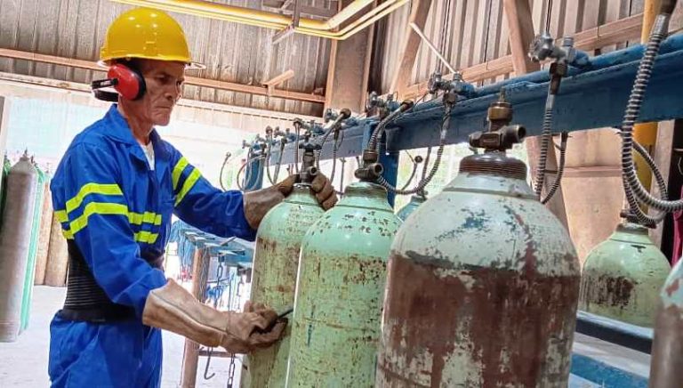 ¿Qué alternativas implementa la industria de Cuba ante la escasez de combustible y electricidad?