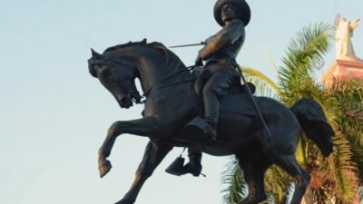 El Mayor sigue cabalgando en su llanura, en su Isla
