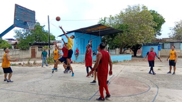 Cisneros vence a Veteranos y Aldeanos aplasta a Delicias en Copa Puerto Basket