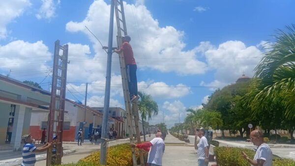 Instalan luces led solares en la avenida de la Libertad en Puerto Padre