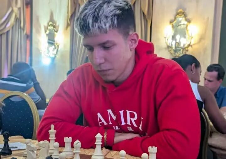 Ibrain Fernández celebra su primer triunfo en el Capablanca