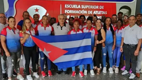 Rosangela Jardines, escolta el pabellón patrio en acto de abanderamiento del softbol femenino