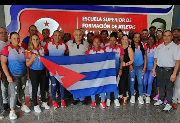 Rosangela Jardines, escolta el pabellón patrio en acto de abanderamiento del softbol femenino