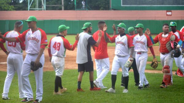 División de honores entre Leñadores  y Cocodrilos en el "Mella"