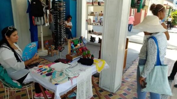 Desarrollan Feria Arte para Papá