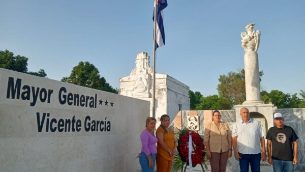 Las Tunas rinde homenaje al Mayor General Vicente García en el Día de los Padres