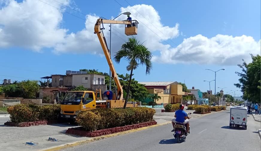 Se expande la iluminación solar en la avenida de la Libertad en Puerto Padre