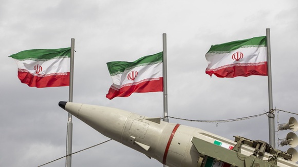 Estados Unidos bombardea a Irán y el país persa responda atacando bases estadounidenses