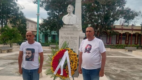 Homenaje de los tuneros al Titán de Bronce y al Guerrillero Heroico