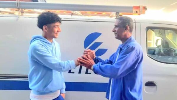 Postes, Cables y Corazón: El Relevo de un Padre