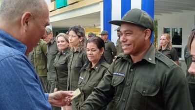 Ascienden a oficiales del Ministerio del Interior en el aniversario 65 de esa fuerza armada