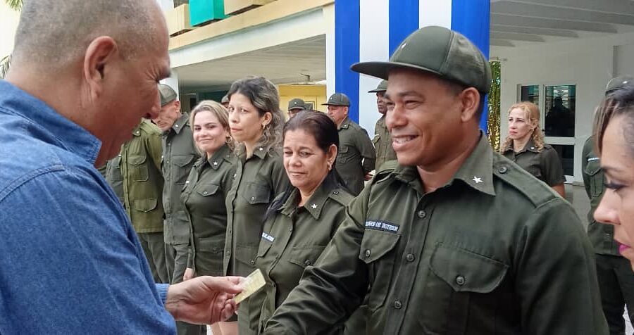 Ascienden a oficiales del Ministerio del Interior en el aniversario 65 de esa fuerza armada
