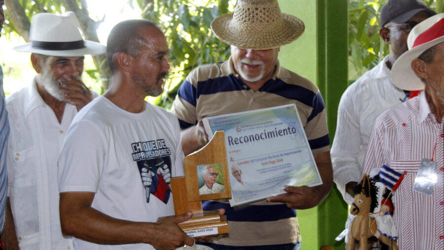 Poeta de Pinar del Río se alza con el premio del Concurso nacional de improvisación Justo Vega