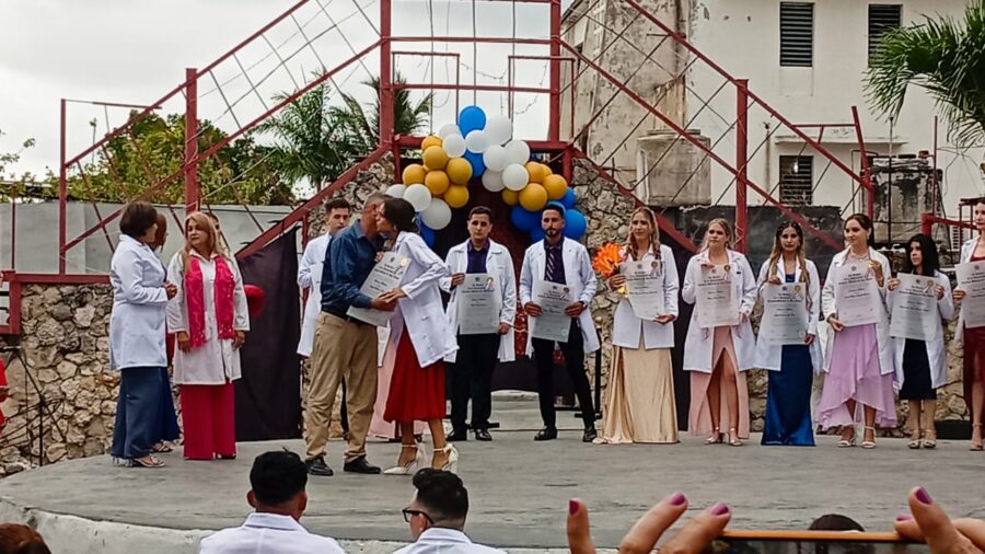Nuevos profesionales de las ciencias médicas reciben títulos en filial puertopadrense