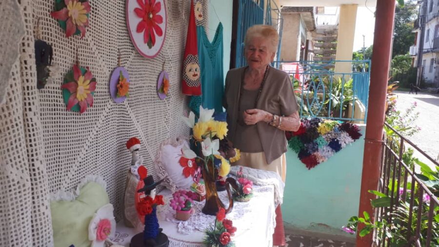 Álida, mujer creadora de manualidades
