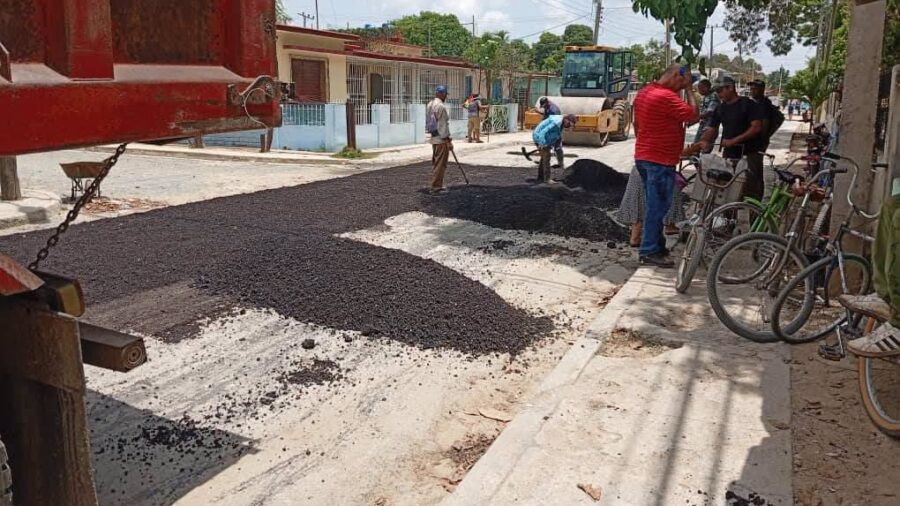 Empresa constructora Conalza realiza trabajos de pavimentación de vías