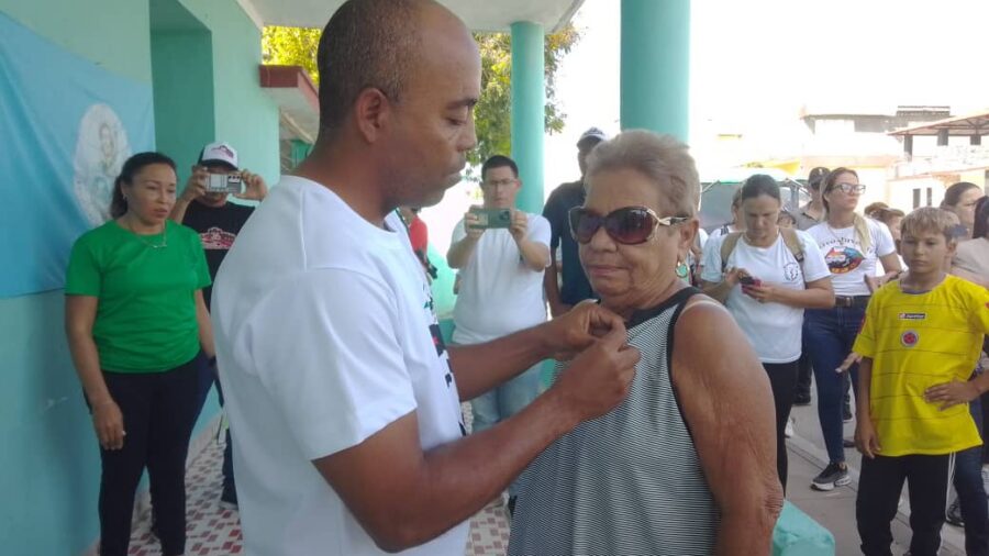 Distinción 23 de Agosto en el pecho de federadas puertopadrenses