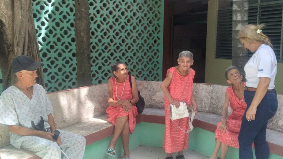 De vuelta abuelos de Las Tunas al Hogar de Ancianos Carlos Enrique Font