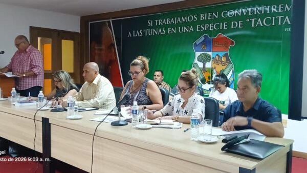 Constata Ministra aseguramientos del curso escolar en Las Tunas