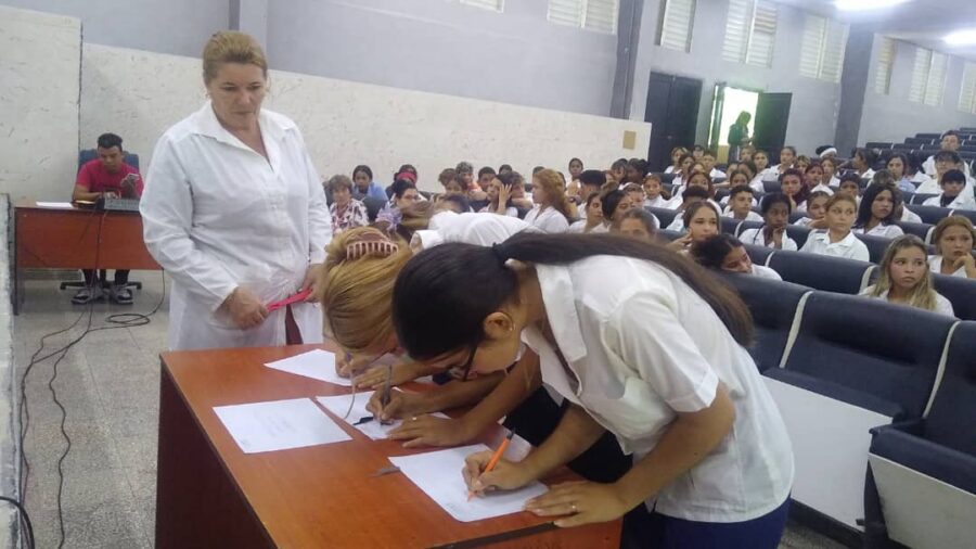 Firman su compromiso con la FEEM educandos de las ciencias médicas en Las Tunas