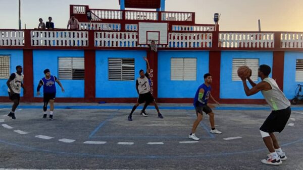 Chaparra, Salvador Cisneros y Aldeanos ganan en la jornada inaugural del Torneo 3x3 en Puerto Padre
