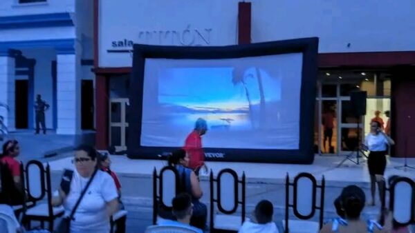 Revive el cine móvil en Las Tunas.