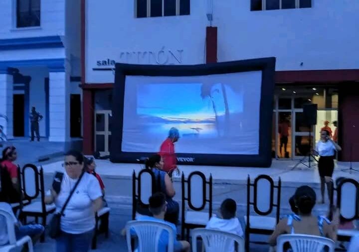 Revive el cine móvil en Las Tunas.