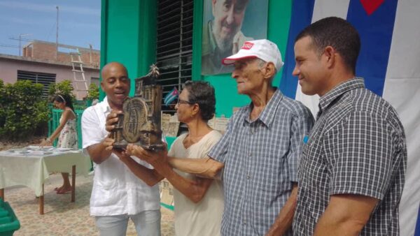 Premio cederista que renueva a Jorge Marcial y Ramona Martes