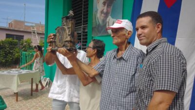 Entregan Premio del Barrio a familia Marcial - Martes, en Puerto Padre