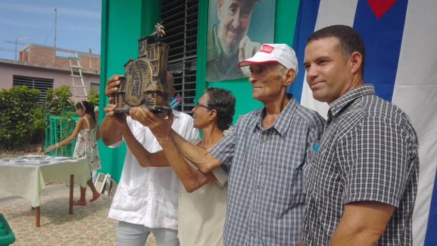 Entregan Premio del Barrio a familia Marcial - Martes, en Puerto Padre