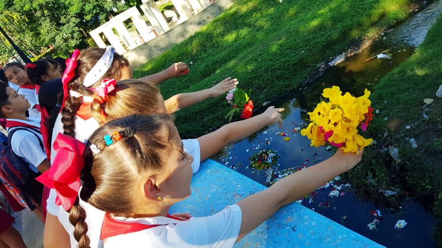 Las Tunas vuelve a vestir de flores el recuerdo de Camilo