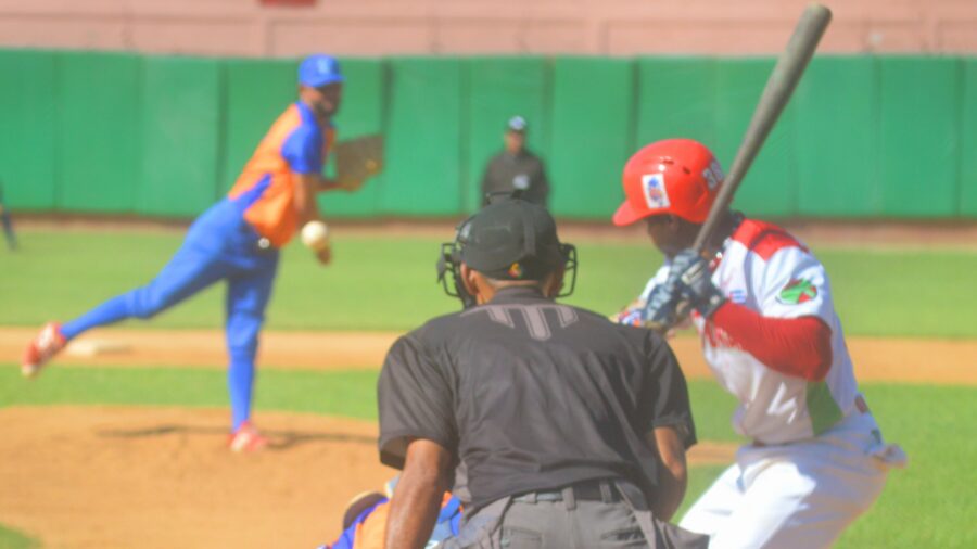 Leñadores y Gallos dividen honores en el Julio Antonio Mella