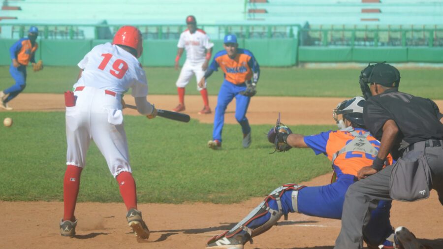 Leñadores se imponen en extrainning y empatan la subserie ante los Gallos