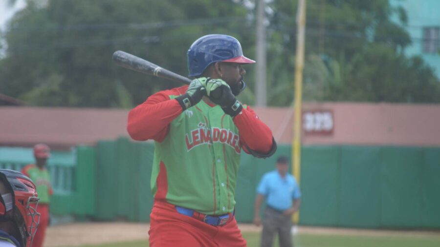 Henry Quintero lidera ofensiva y Las Tunas doblega a Camagüey en duelo de lluvia y batazos
