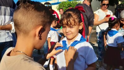 La pañoleta azul abre una nueva etapa para los pioneros en Las Tunas