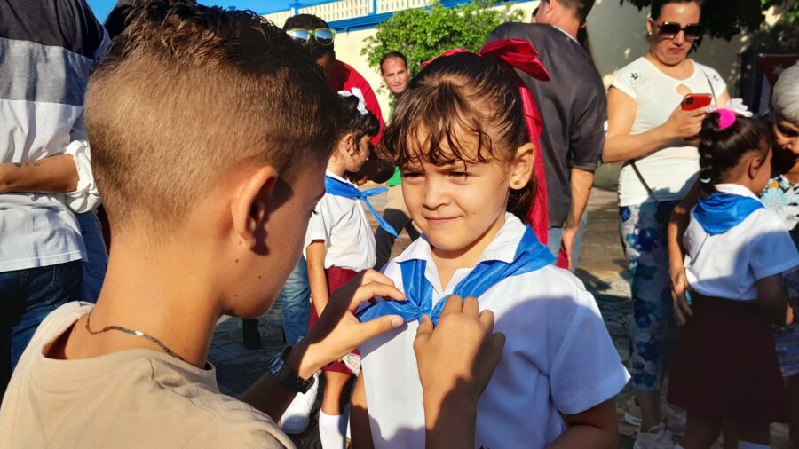 La pañoleta azul abre una nueva etapa para los pioneros en Las Tunas