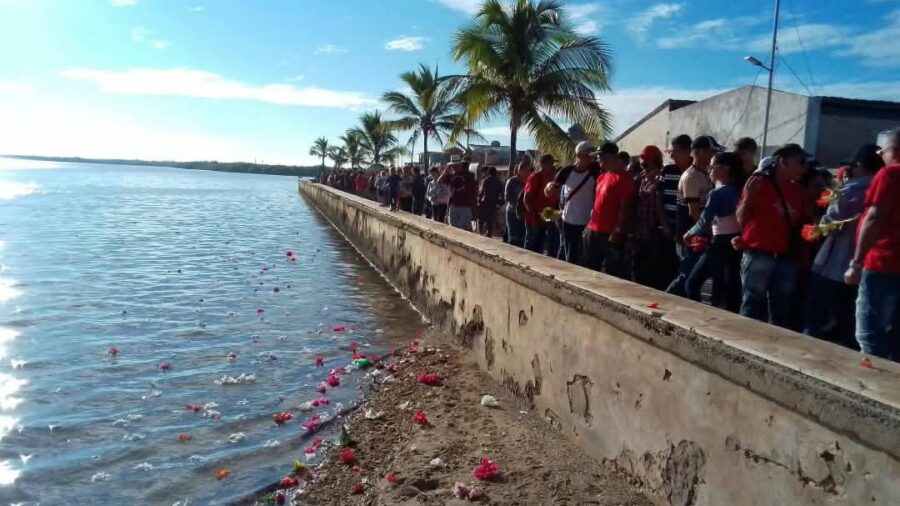 Litoral puertopadrense recibe flores en evocación a Camilo Cienfuegos