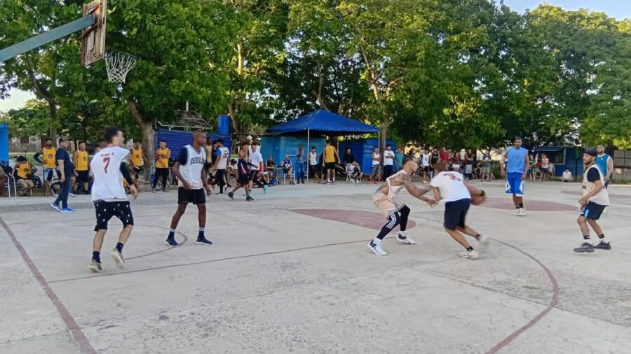 Juveniles de la EIDE Carlos Leyva González debutan con victoria en la Copa Puerto Basket