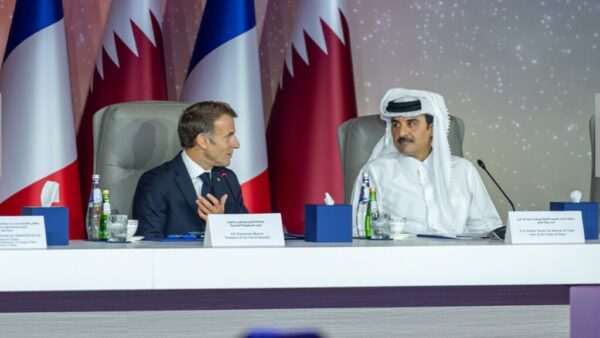 Líderes de Qatar y Francia reclaman libertad de navegación en Ormuz