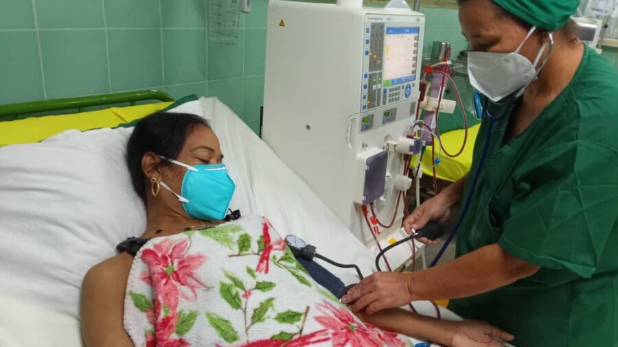 Profesionales de Enfermería sostienen la atención a pacientes renales en hospital de Puerto Padre